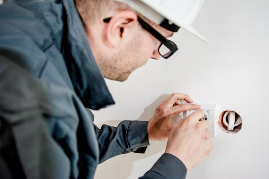 Électricien au travail